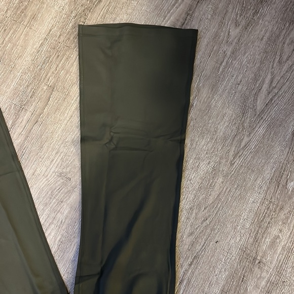 Lululemon Groove Super-High-Rise
Flared Pant Null - Picture 7 of 9